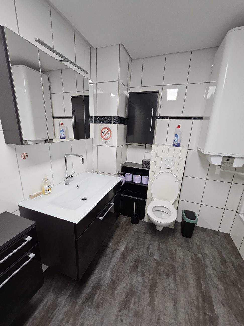 Wohnung 2 modernes Badezimmer mit Dusche