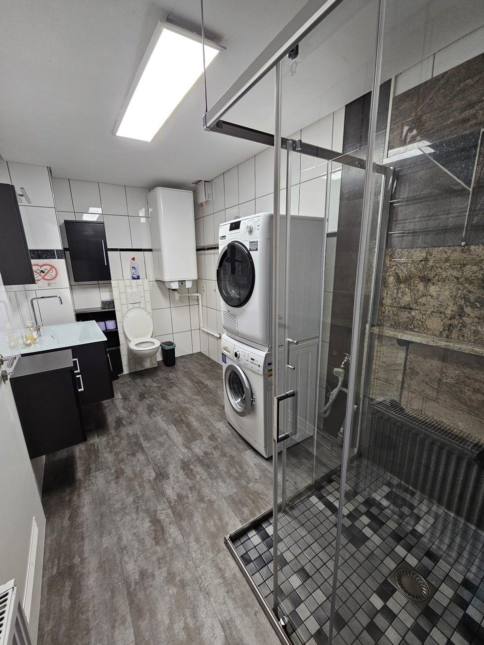 Wohnung 2 Badezimmer Waschbecken und Dusche