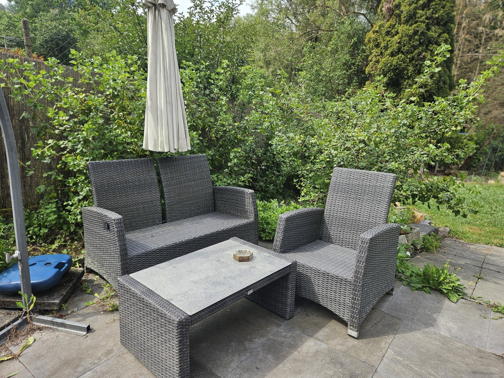 Wohnung 2 Terrasse mit Lounge und Gartenblick