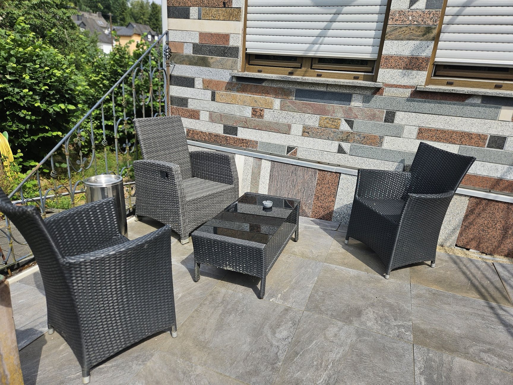 Wohnung 2 Terrasse mit Sitzbereich am Haus